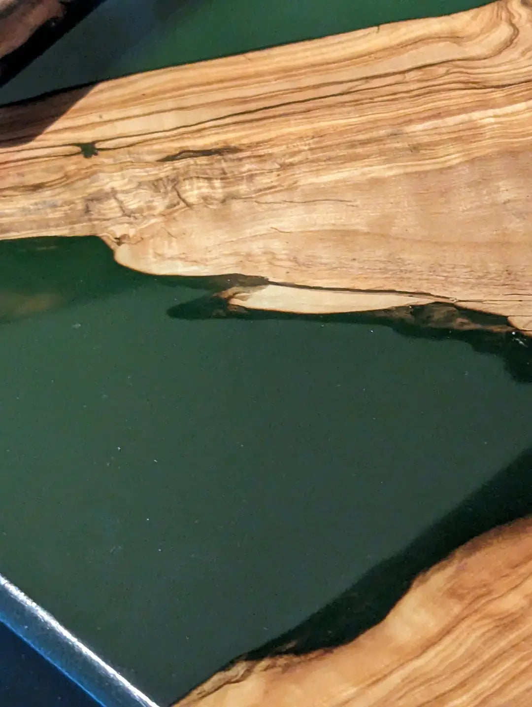 Rivertable aus Holzbohlen und Epoxidharz Rivertable aus Holzbohlen und Epoxidharz