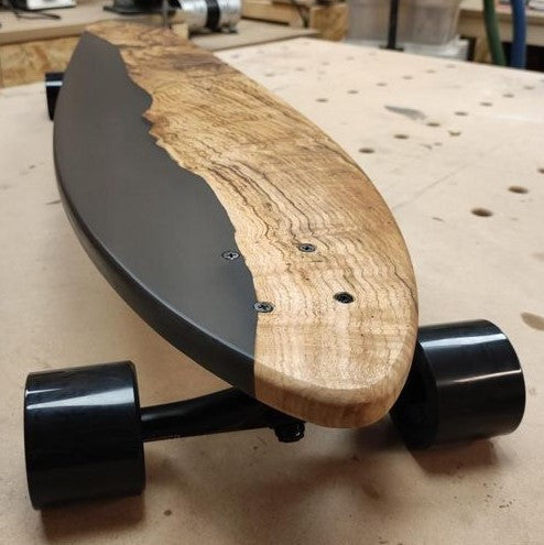 Longboard aus Holz und schwarzem Epoxidharz